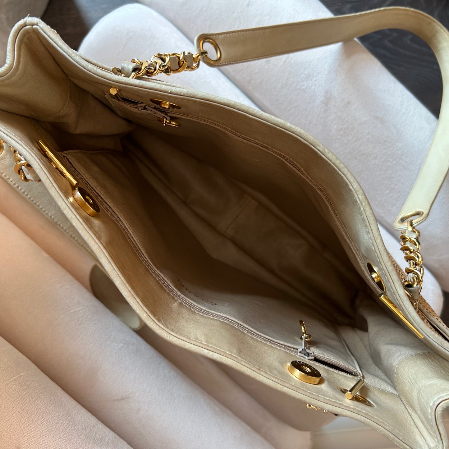 Pre-Loved Chanel Raffia CC Shoulder Bag