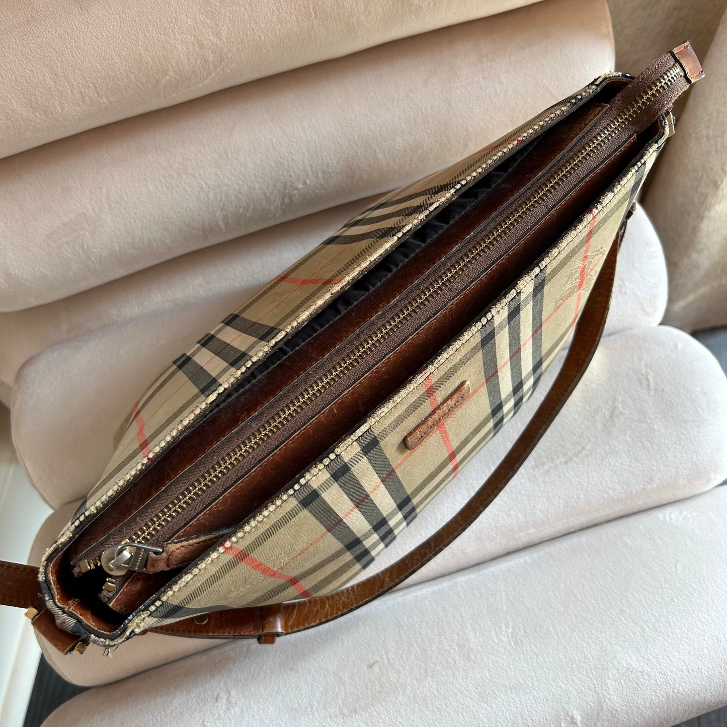 Pre-Loved Burberry Nova Check Canvas Shoulder Bag zip
